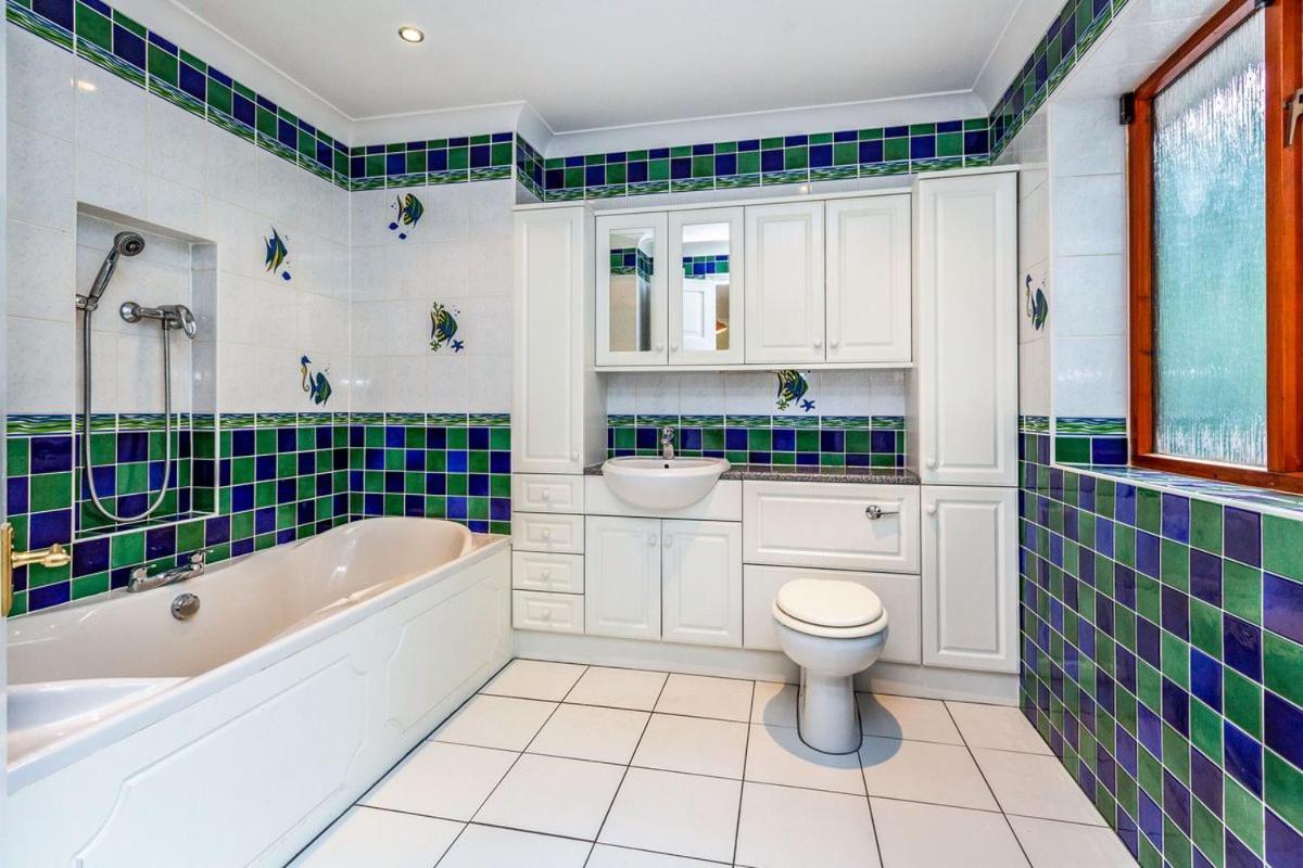 Old Slade Cottage - Train To London 30Mins, Heathrow 15Mins Away,Free Parking - En-Suit Rooms West Drayton  Exterior photo
