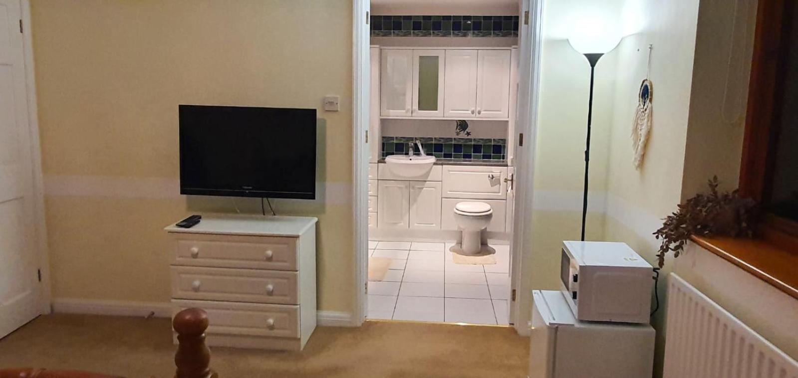 Old Slade Cottage - Train To London 30Mins, Heathrow 15Mins Away,Free Parking - En-Suit Rooms West Drayton  Room photo